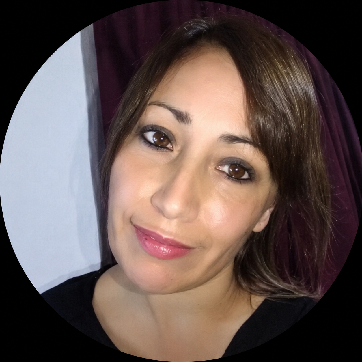 Clienta con balayage y cabello con brillo